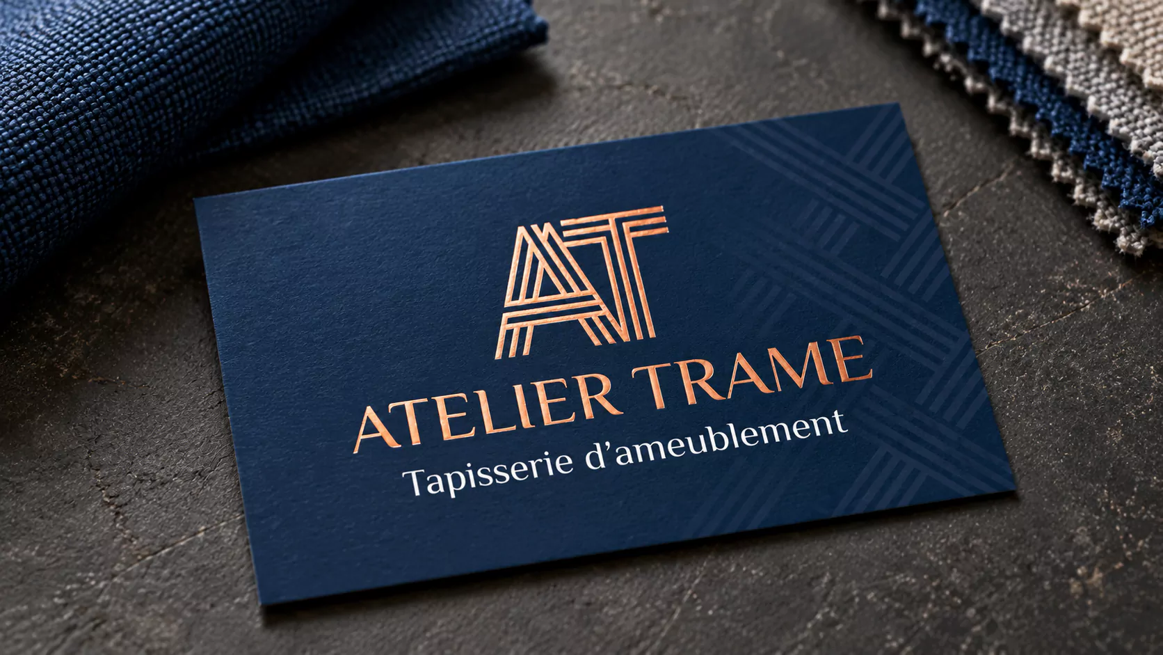 Illustration de la carte Atelier Trame avec un effet de dorure cuivrée sur le monogramme et le nom.