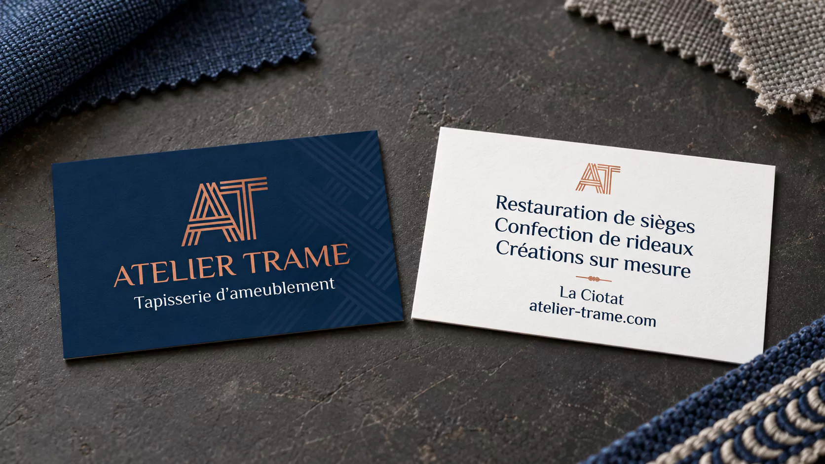 Recto et verso de la carte de visite Atelier Trame, présentant son identité et ses prestations de tapisserie d’ameublement.