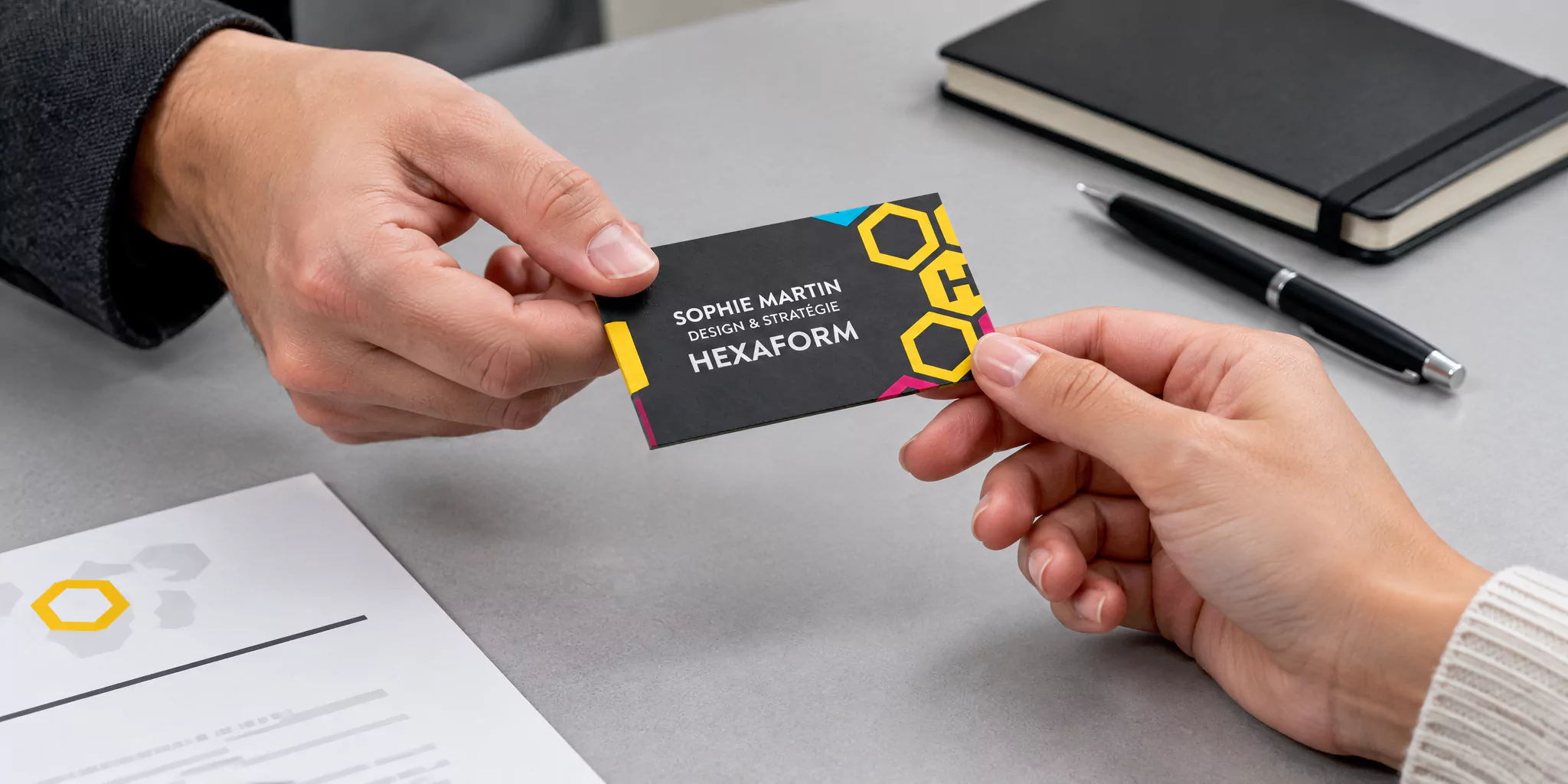 Remise d’une carte de visite lors d’un échange professionnel