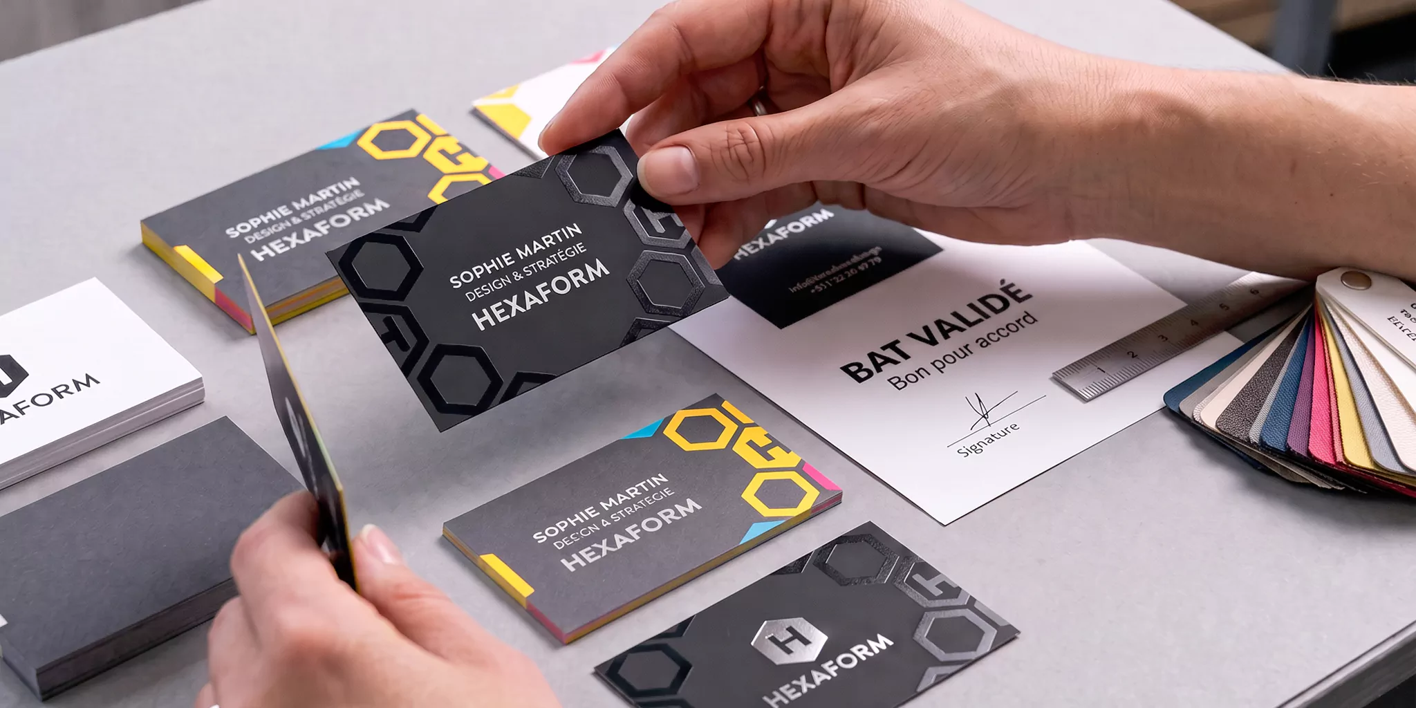 Contrôle des papiers et des finitions de cartes de visite avant impression