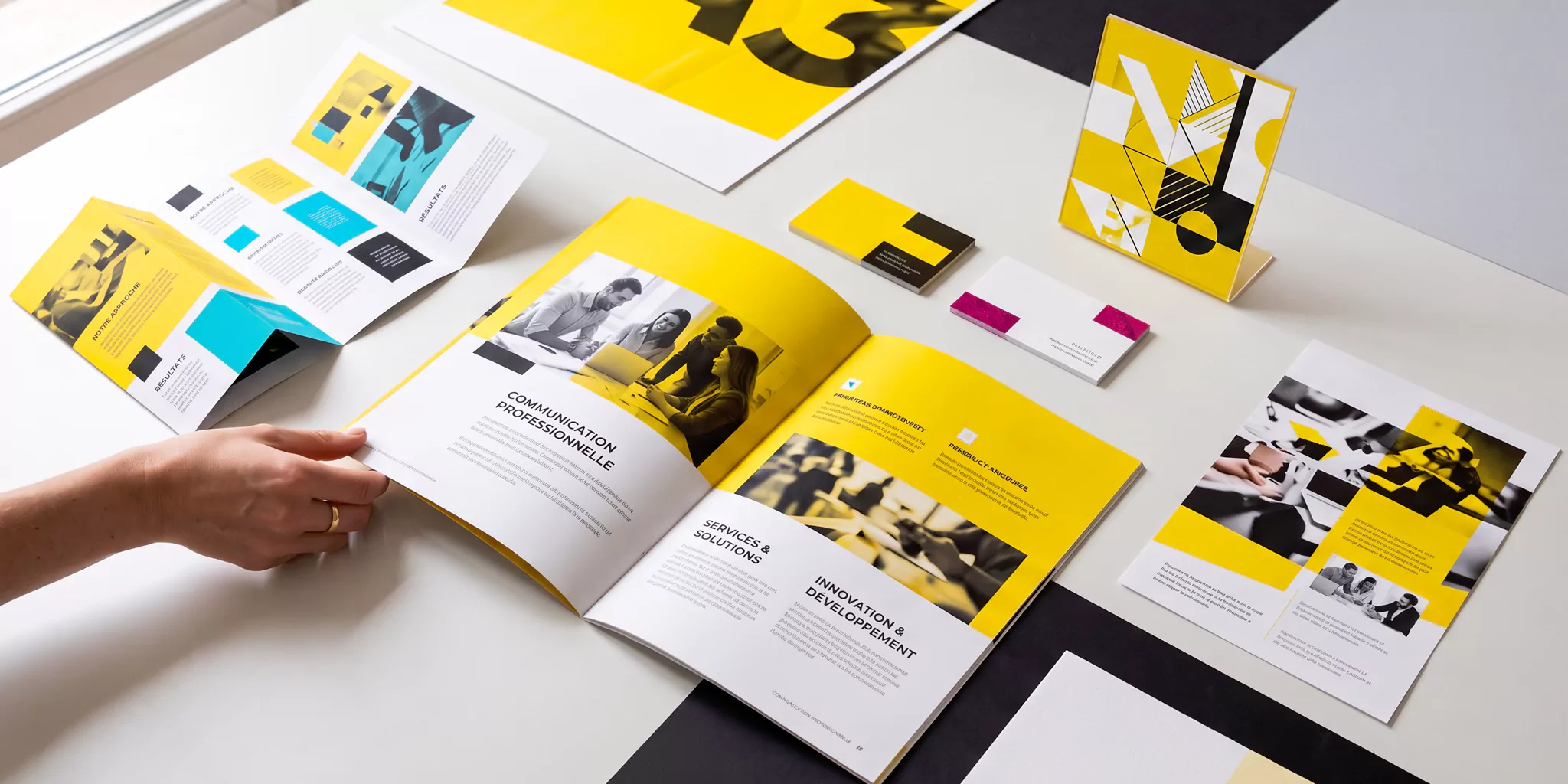 Vue de dessus de plaquettes, cartes de visite, flyers et affiche imprimés sur une table