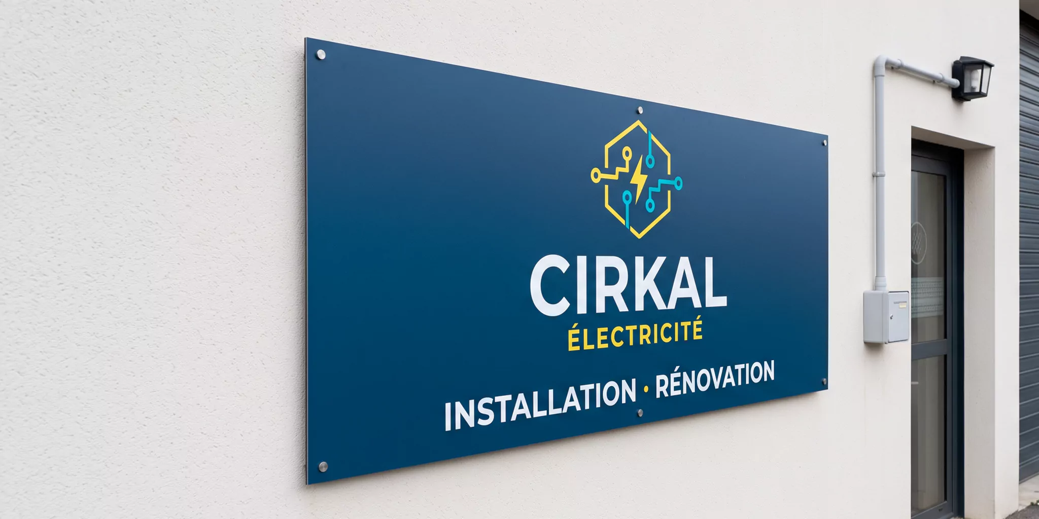 Panneau d’enseigne imprimé installé sur la façade d’une entreprise d’électricité