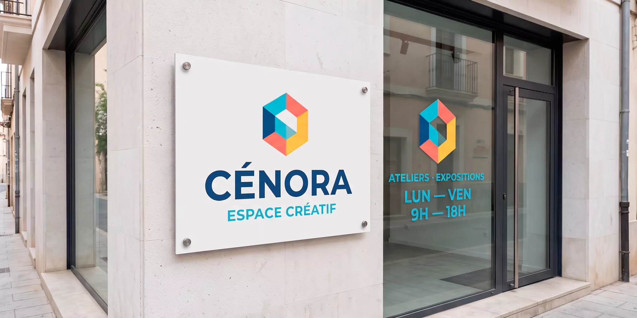 Panneau d’enseigne et adhésif vitrine imprimés pour un espace créatif