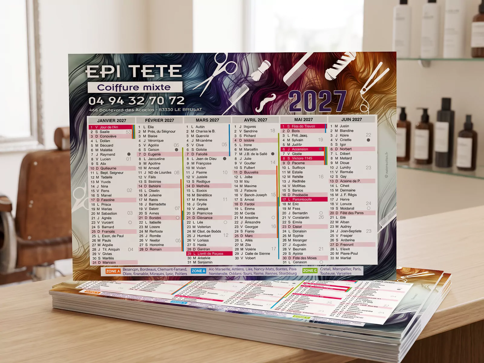 Calendriers personnalisés du salon de coiffure Épi Tête présentés sur un comptoir.