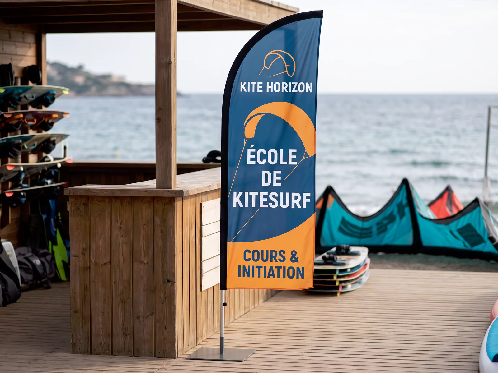 Beach flag plume personnalisé KITE HORIZON présenté devant un accueil nautique.