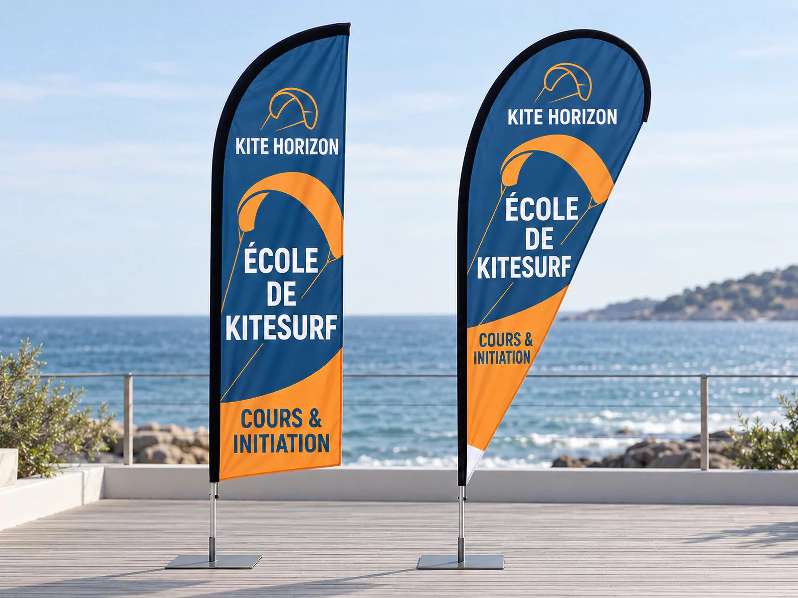 Comparaison des formes de beach flags : plume à gauche et goutte à droite, avec le visuel KITE HORIZON.