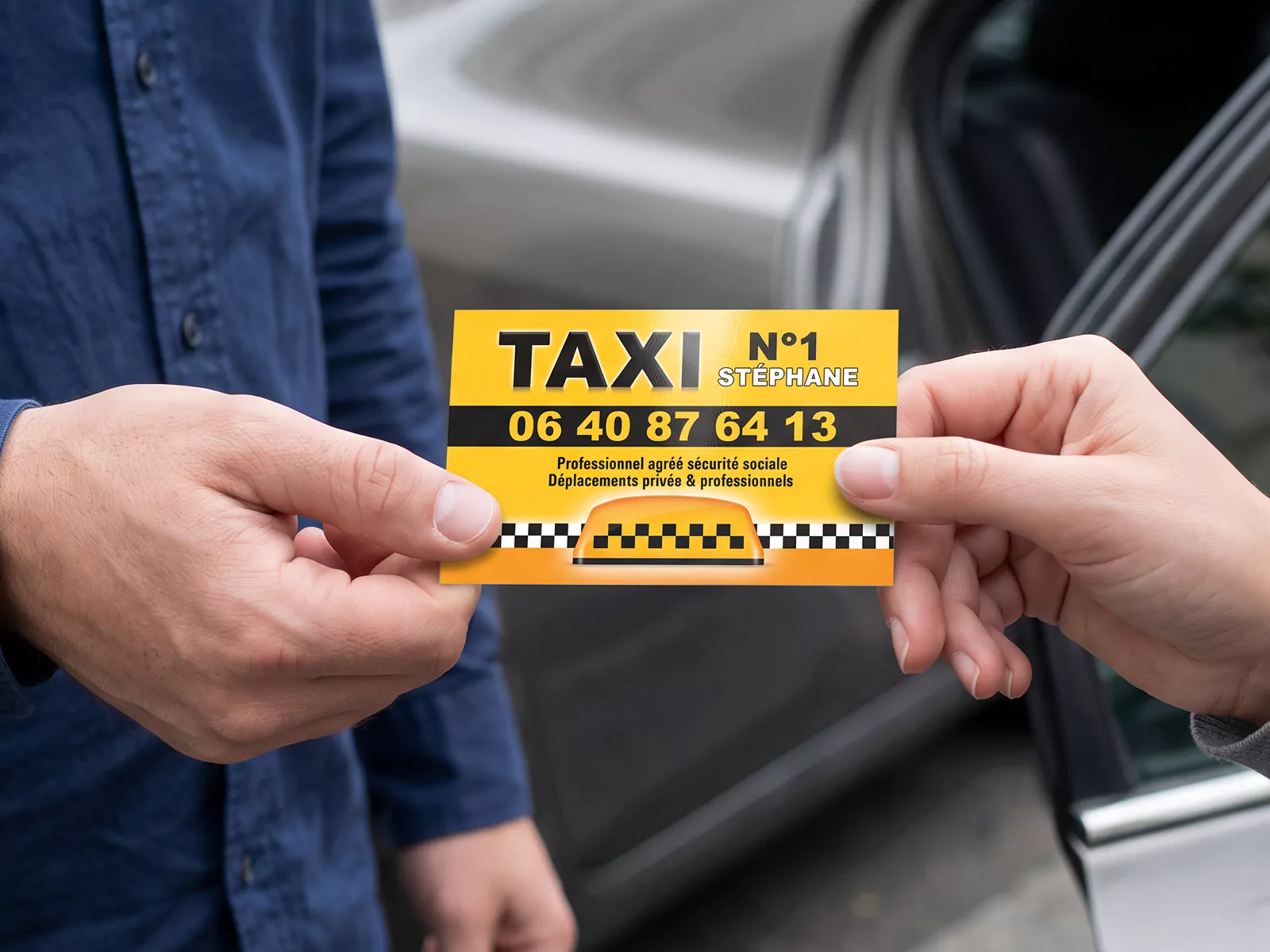 Remise d’une carte de visite Taxi Stéphane à un passager à côté du véhicule.