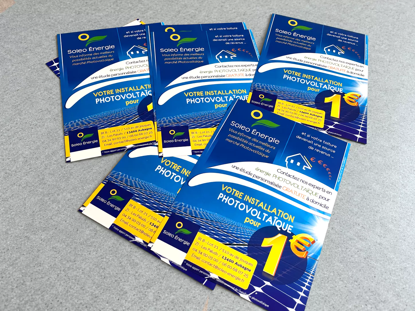 Flyers A5 imprimés pour une entreprise photovoltaïque à Aubagne, présentés sur un bureau.