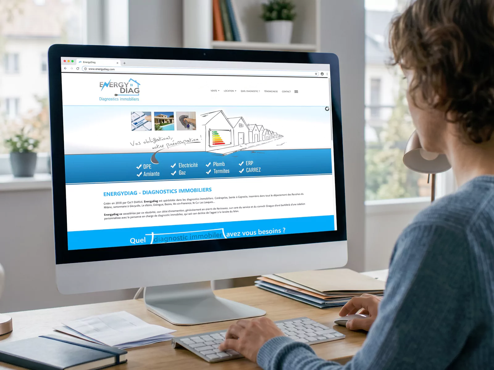 Un particulier consulte le site EnergyDiag sur son ordinateur pour se renseigner sur les diagnostics immobiliers.