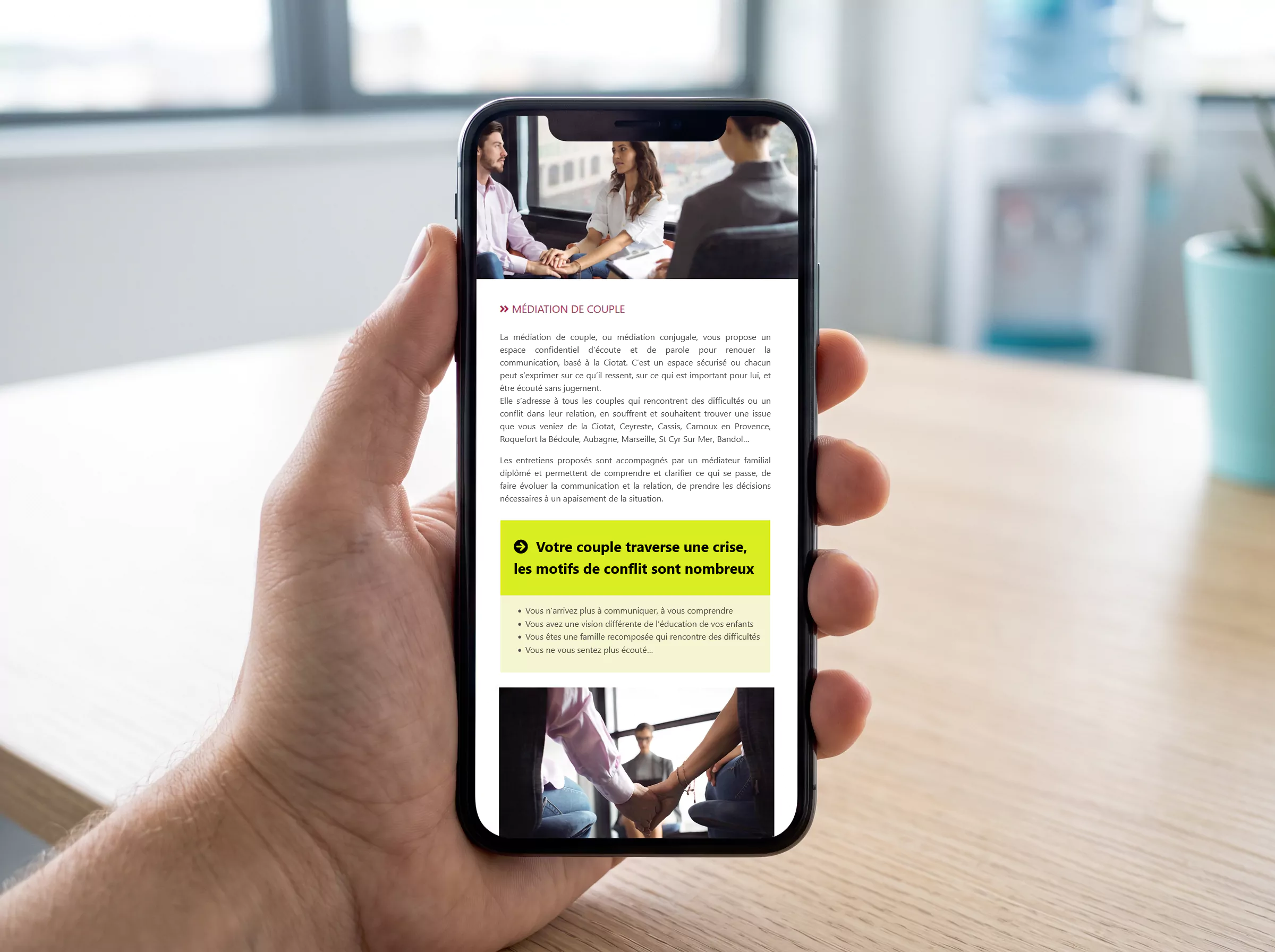 Page Médiation de couple présentée sur un smartphone tenu en main