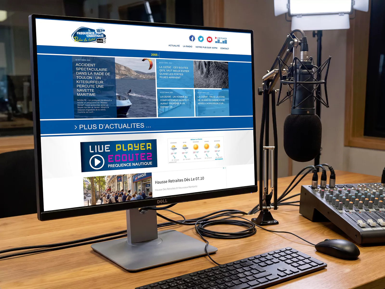 Accueil du site Fréquence Nautique affiché sur un écran, à côté d’un microphone et d’une console de radio.