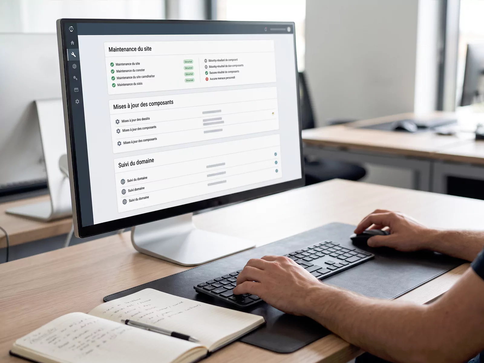 Poste de travail avec une interface illustrant la maintenance d’un site, les mises à jour des composants et le suivi du domaine.